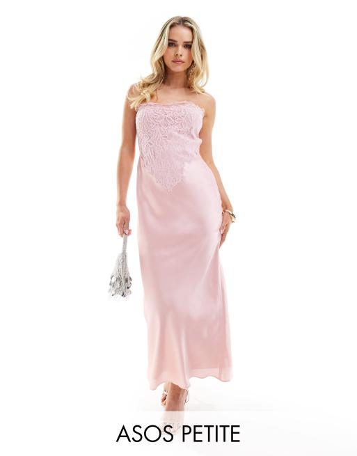 ASOS DESIGN Petite – Jasnoróżowa satynowa sukienka midi ze skosu z dekoltem bandeau i haftowanym wzorem u góry