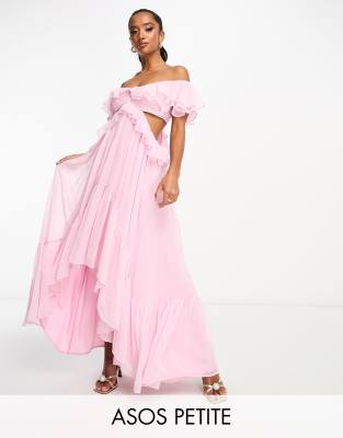 ASOS DESIGN Petite – Jasnoróżowa sukienka maxi z falbankami, wycięciami, odsłoniętymi ramionami i asymetrycznym dołem
