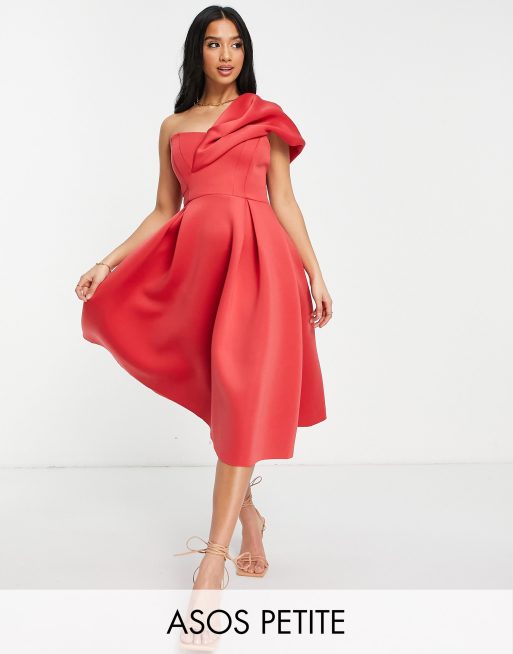 ASOS DESIGN Petite – Jasnoróżowa sukienka na bal maturalny z odsłoniętym ramieniem i falbanką