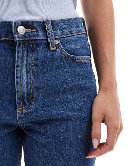 ASOS DESIGN Petite - Jeans a zampa blu medio a vita medio alta, 4 di 5