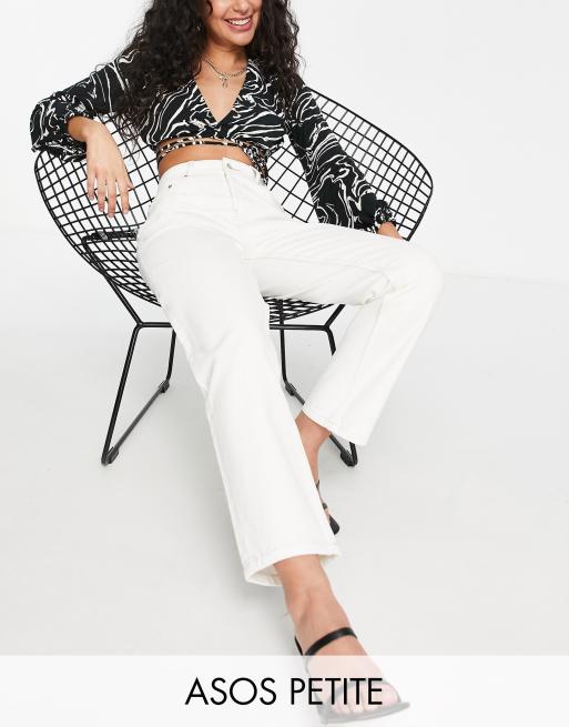 ASOS DESIGN Petite – Jeans im Stil der 90er mit geradem Schnitt in Weiß | ASOS
