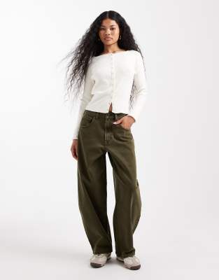 ASOS DESIGN Petite - Jeans in Khaki mit weitem, abgerundetem Bein und hohem Bund-Grün