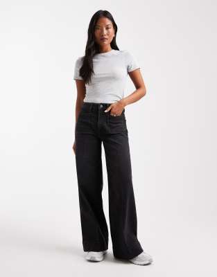 ASOS DESIGN Petite - Jeans in Schwarz mit hohem Bund, weitem Schnitt und Vordertaschen