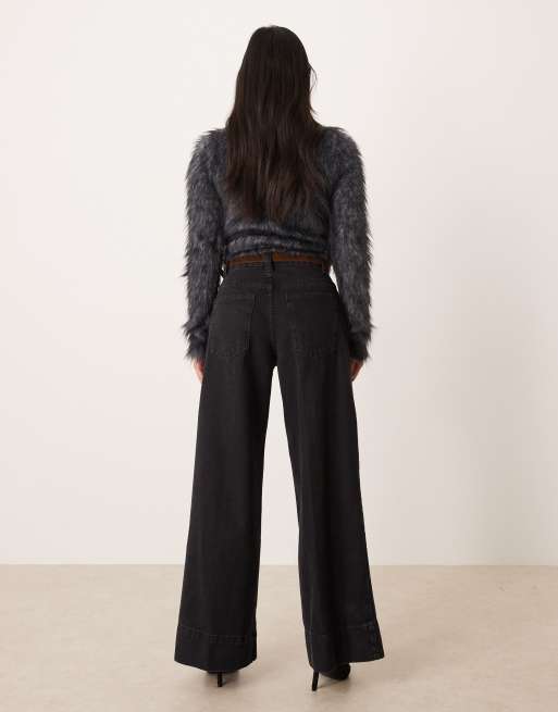 ASOS DESIGN Petite – Jeans in Schwarz mit weitem Bein, Gürtel und Bügelfalte vorne, 3 von 5