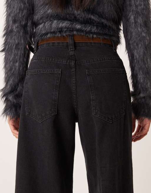 ASOS DESIGN Petite – Jeans in Schwarz mit weitem Bein, Gürtel und Bügelfalte vorne, 4 von 5