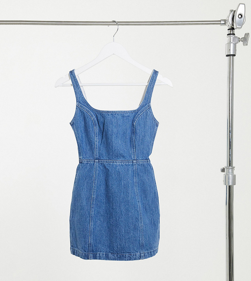 ASOS DESIGN Petite – Jeanskleid im Pinny-Stil mit eckigem Ausschnitt in Blau