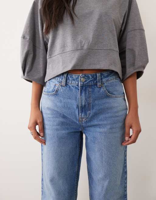 ASOS DESIGN Petite jeansy o prostych, szerokich nogawkach w średnim niebieskim odcieniu, 4 z 5