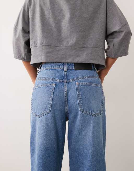 ASOS DESIGN Petite jeansy o prostych, szerokich nogawkach w średnim niebieskim odcieniu, 5 z 5