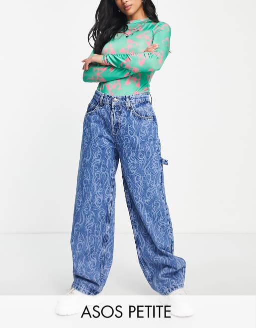 ASOS DESIGN Petite – Jeansy oversize typu skater ze średnim stanem z mieszanki bawełny z motywem drutu kolczastego – MBLUE