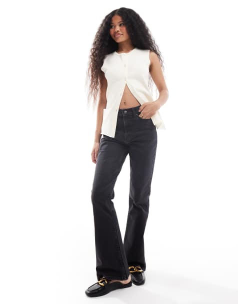 ASOS DESIGN Petite – Jeansy z rozszerzanymi nogawkami i średnim stanem w spranym czarnym kolorze - view 1