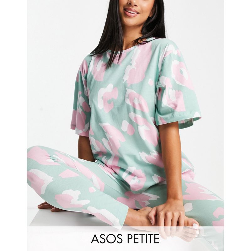 DESIGN Petite – Jersey-Pyjama aus Oversize-T-Shirt und Leggings in Salbeigrün mit Animalprint