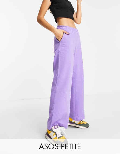 ASOS DESIGN Petite - Joggingbroek met lage taille, rechte pijpen met plat gestikte plooien in paars