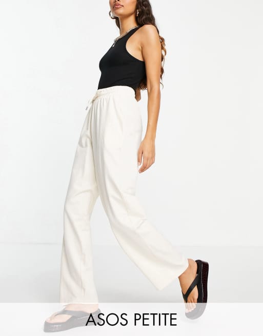 ASOS DESIGN Petite - Joggingbroek met rechte pijpen, brede tailleband en plooitjes van katoen in crème - CREAM