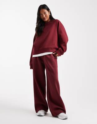 ASOS DESIGN Petite - Jogginghose in Burgunderrot mit angerauter Innenseite und weitem Bein