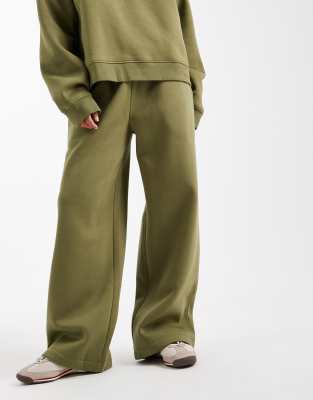 ASOS DESIGN Petite - Jogginghose in Khaki mit weitem Bein und weicher Innenseite-Grün