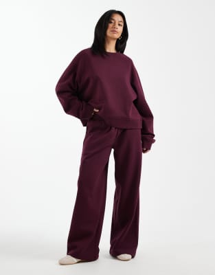ASOS DESIGN Petite - Jogginghose in Pflaume mit weitem Bein und weicher Innenseite-Lila