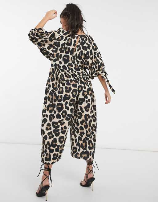 ASOS DESIGN Petite – Jumpsuit i smock-modell med leopardmönster och knytärm, 2 av 4