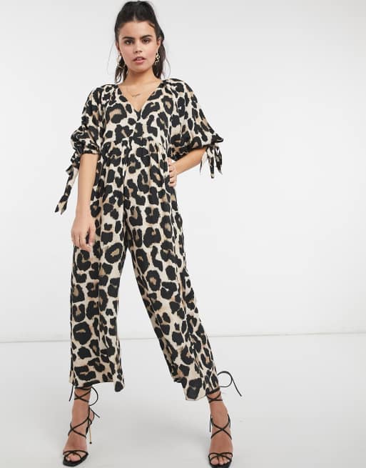ASOS DESIGN Petite – Jumpsuit i smock-modell med leopardmönster och knytärm, 4 av 4