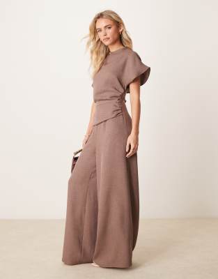 ASOS DESIGN Petite - Jumpsuit in mokkabrauner Leinenoptik mit Rückenausschnitt und gerafftem Detail-Bunt