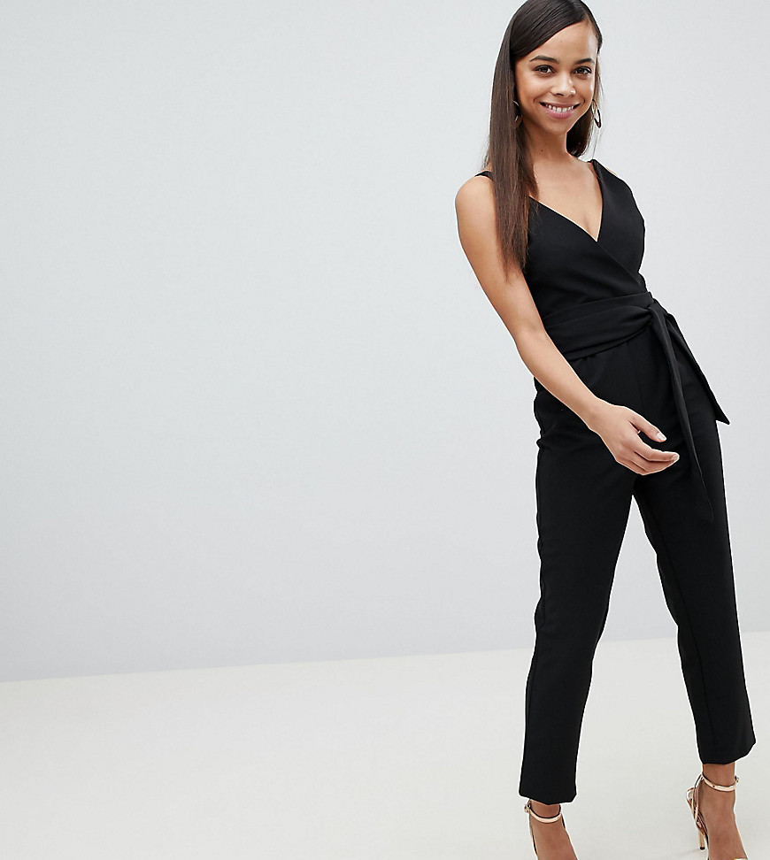ASOS DESIGN - Petite jumpsuit met overslag aan de voorkant, smaltoelopende pijpen en strikceintuur-Zwart