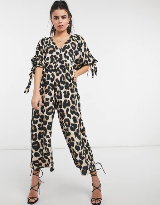 ASOS DESIGN Petite Jumpsuit mit Armelschnurung und Leopardenmuster ASOS