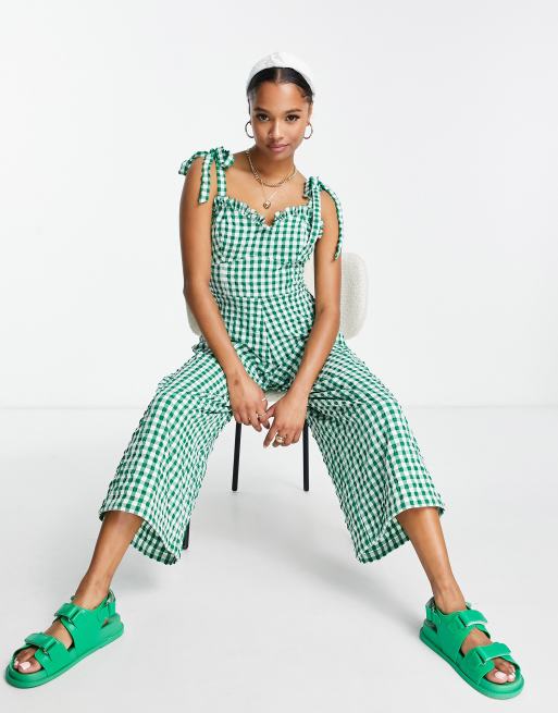 ASOS DESIGN Petite Jumpsuit mit Herzausschnitt gebundenen Tragern und grunem Karomuster ASOS