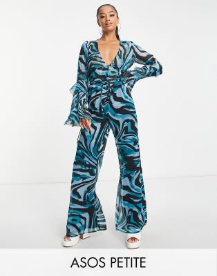 ASOS DESIGN Petite - Jumpsuit mit tiefem V-Ausschnitt, Rüschenärmeln und Tierfellmuster-Bunt