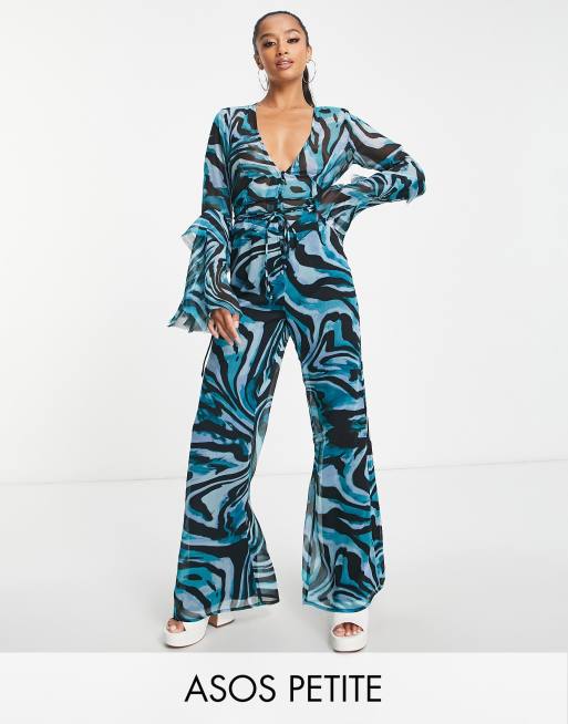 ASOS DESIGN Petite Jumpsuit mit tiefem V Ausschnitt Ruschenarmeln und Tierfellmuster ASOS