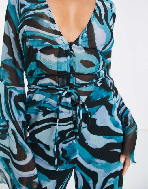 ASOS DESIGN Petite Jumpsuit mit tiefem V Ausschnitt Ruschenarmeln und Tierfellmuster ASOS