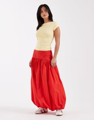ASOS DESIGN Petite - Jupe longue bouffante à taille basse - Rouge 36