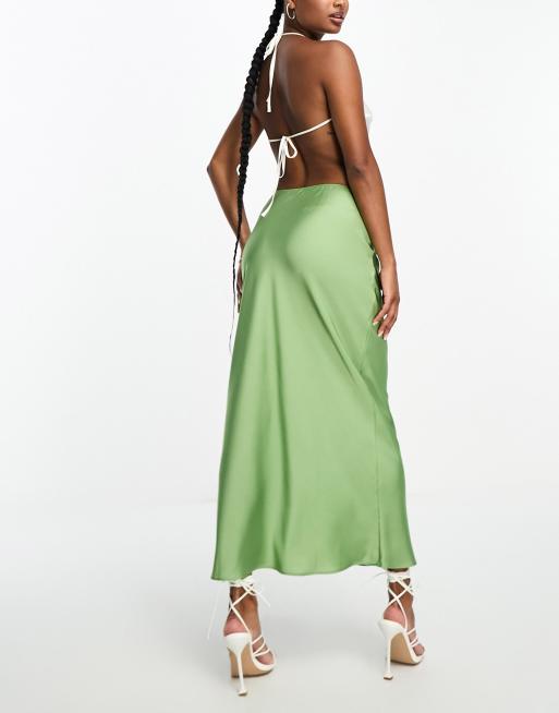 ASOS DESIGN Petite - Jupe mi-longue en satin coupée en biais - Vert kaki , 2 de 4