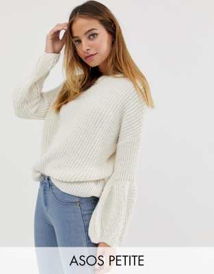 ASOS DESIGN Petite - Pullover mit Glockenärmeln und Zopfmuster - Cremeweiß