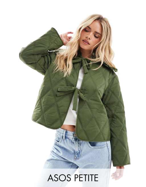 ASOS DESIGN Petite - Kakigrøn og vatteret jakke med flæser og bindebånd fortil