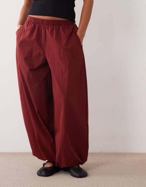 ASOS DESIGN Petite katoen-nylonmix instap balloonbroek in bordeauxrood, 2 van 5