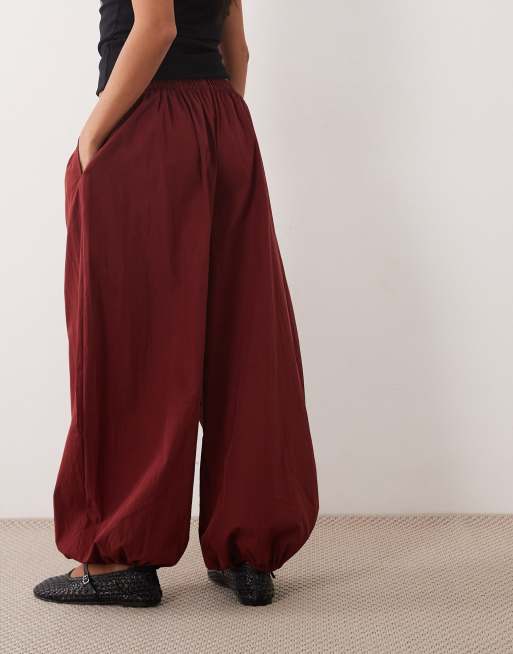 ASOS DESIGN Petite katoen-nylonmix instap balloonbroek in bordeauxrood, 4 van 5