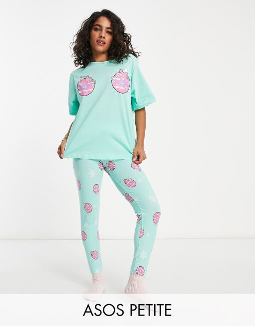 ASOS DESIGN Petite - Kerstmis - Pyjamaset met oversized T-shirt en legging met kerstballen in mint