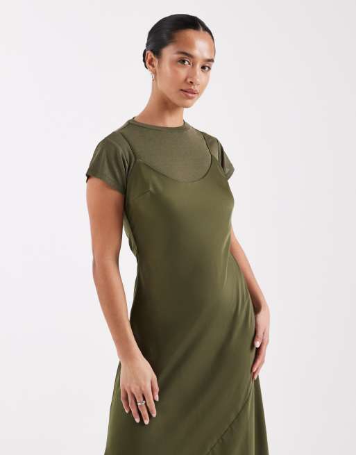 ASOS DESIGN Petite - Khaki 2-i-1 T-shirt-midikjole i satin med cami-stropper, 2 af 4