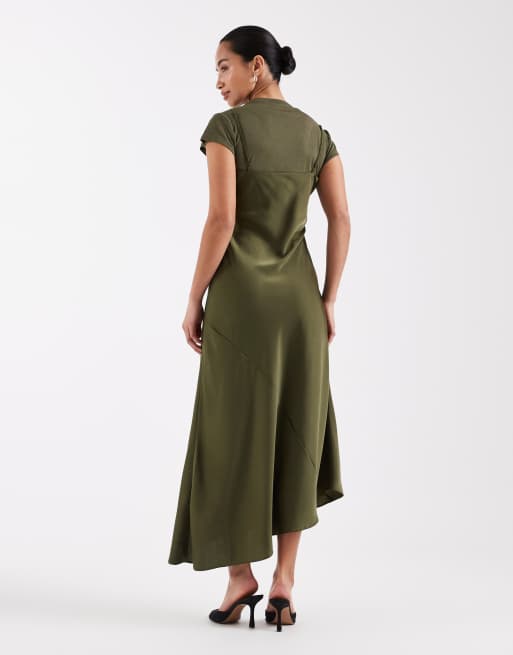 ASOS DESIGN Petite - Khaki 2-i-1 T-shirt-midikjole i satin med cami-stropper, 3 af 4