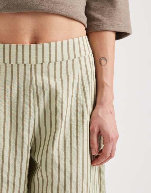 ASOS DESIGN Petite - Khakigrønne teksturerede pull on-bukser med lige ben og striber, 2 af 5