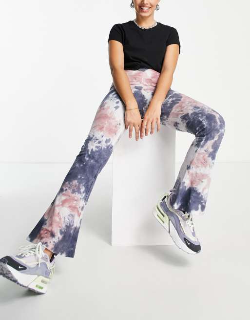 ASOS DESIGN Petite - Kick flare-broek met donkere tie-dye, 4 van 4