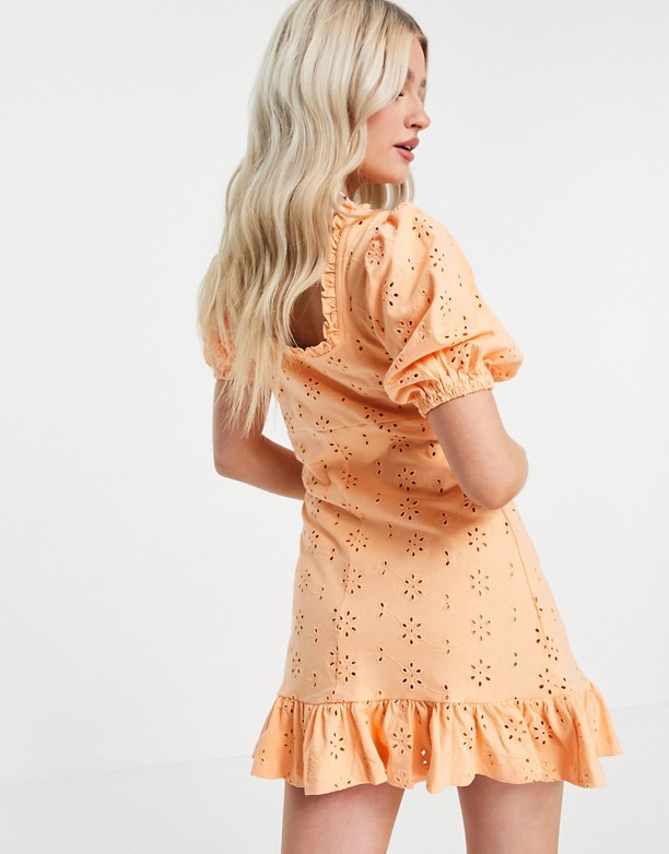  Klasyczny ASOS DESIGN Petite – Koralowa sukienka mini z haftem angielskim, dekoltem karo i bufkami Koralowy