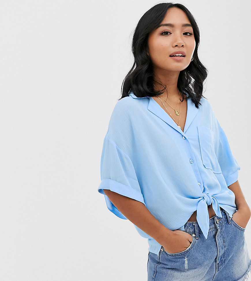 ASOS DESIGN Petite – Kortärmad krinklad skjorta med knytdetalj fram-Blå