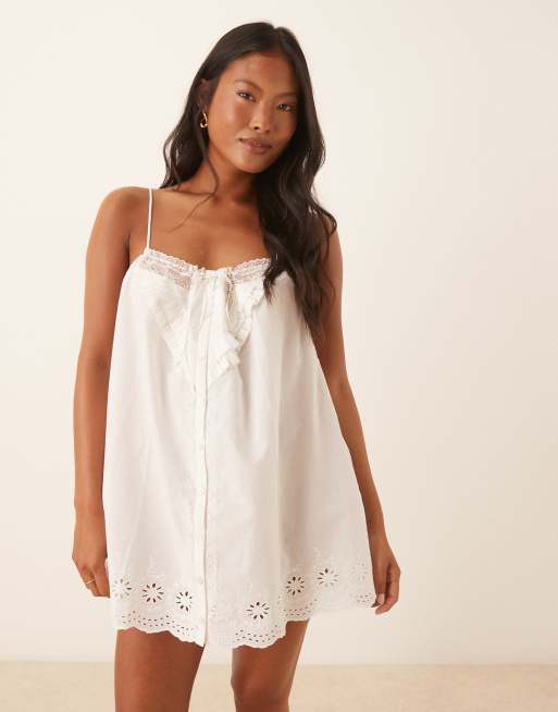 ASOS DESIGN Petite – Koszulka nocna mini z haftem angielskim i wstążką w kolorze kości słoniowej