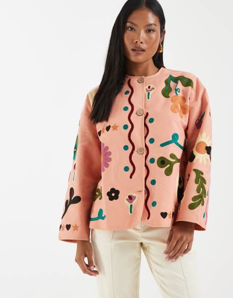ASOS DESIGN Petite – Kragenlose Jacke in Pfirsich mit Stickerei - view 1