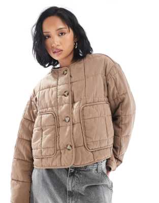 ASOS DESIGN Petite - Kragenlose, kurze Steppjacke in Pilzbraun