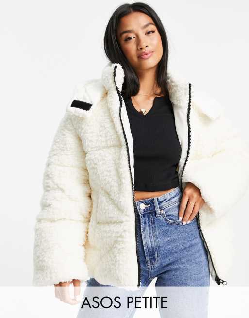 ASOS DESIGN Petite – Krämvit vadderad pufferjacka i teddy i oversize-modell