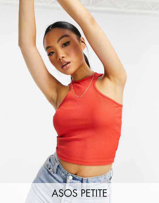 ASOS DESIGN Petite – Kurz geschnittenes, geripptes Oberteil mit Racer-Ausschnitt in Rot