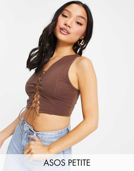 ASOS DESIGN Petite – Kurz geschnittenes Oberteil mit Schnürung und freiliegender Naht in Braun
