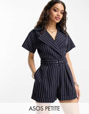 ASOS DESIGN Petite - Kurzärmliger, eleganter Playsuit mit Nadelstreifen und Gürtel-Marineblau