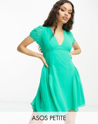 ASOS DESIGN Petite - Kurzärmliges Chiffon-Minikleid in Smaragdgrün mit V-Ausschnitt